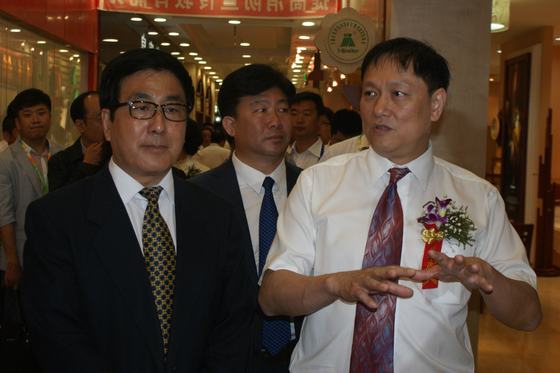 6月15日,第23届中国哈尔滨国际经济贸易洽谈会家具馆在红旗家具